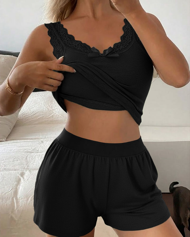 2 Pieces Set Bowknot Decor U-Neck Thick Strap Lace Spliced Built In Bra Tank and Colorblock Elastic Waist Shorts Set Casual Ribbed Set