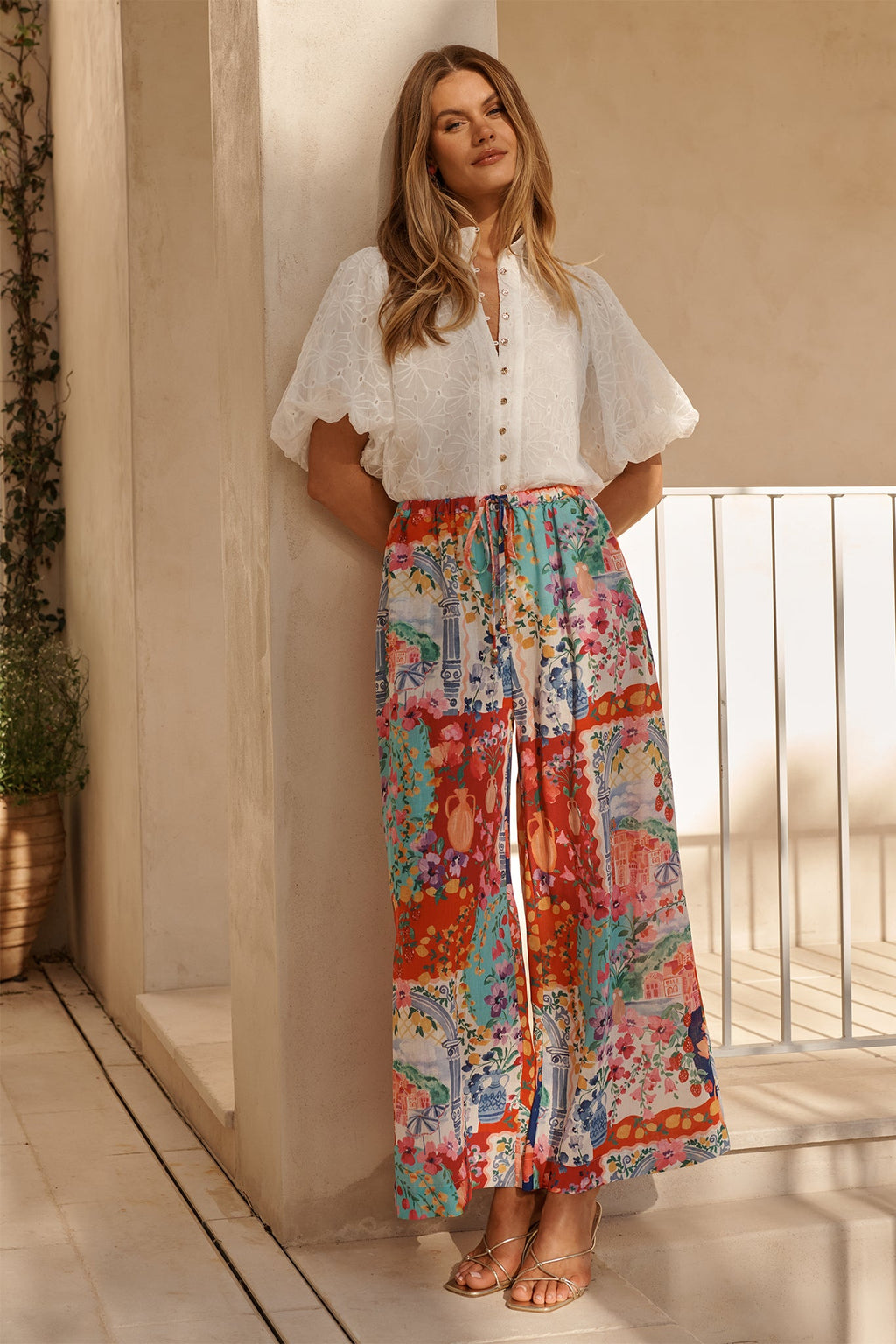 Soft Horizon Top in White Floral Broderie